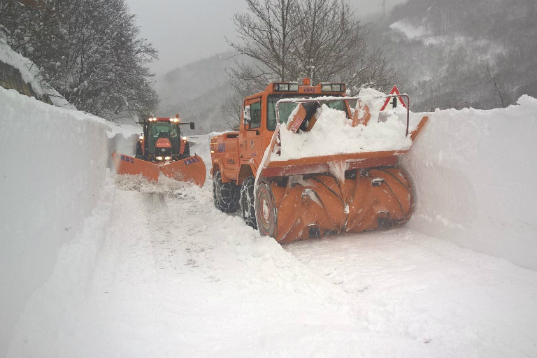 Mezzi Anas turbina e spalaneve in azione lungo la statale 80 'del Gran Sasso d'Italia' Abruzzo 20 gennaio 2017