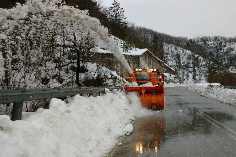 Turbina Anas impegnata a liberare la viabilità locale nelle frazioni dei comuni di Arquata del Tronto Acquasanta Terme e Ascoli Piceno Marche 23 gennaio 2017