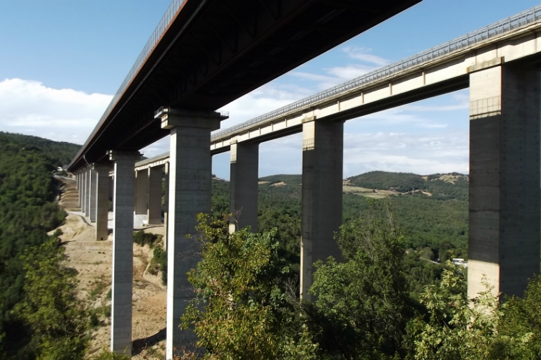 E78 Grosseto-Siena - maxi lotto - nuovo viadotto Farma e sulla destra il vecchio viadotto che sarà demolito