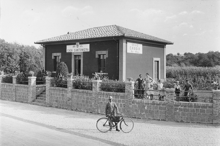 Lazio, strada statale 2 'Via Cassia', casa cantoniera al km 48,546