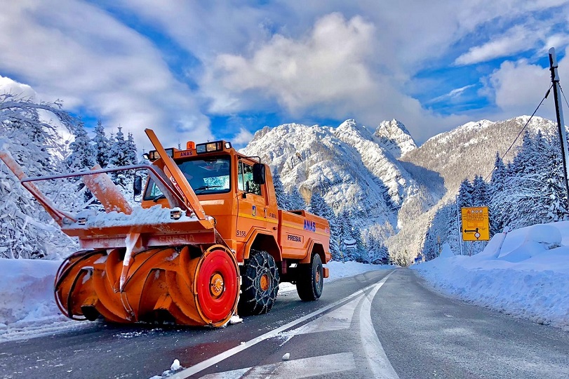 Friuli Venezia Giulia, turbina da neve sulla strada statale 54 “del Friuli”
