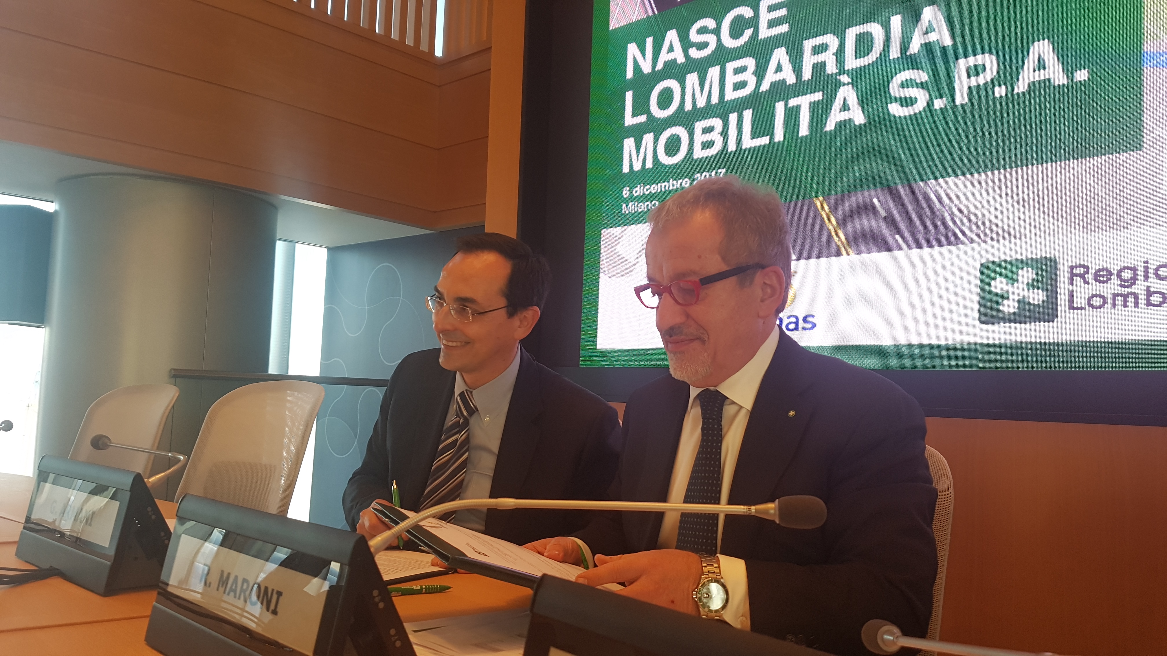 Al via la costituzione di Lombardia Mobilità Spa - Gianni Vittorio Armani e Roberto Maroni firmano il protocollo d'intesa