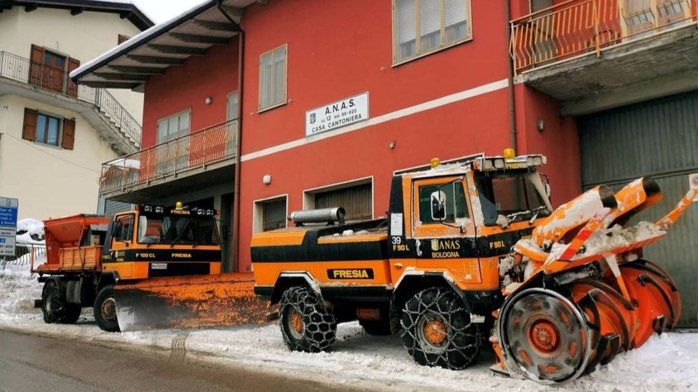 Casa cantoniera e mezzi sgombra neve