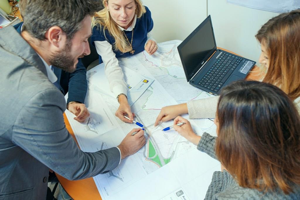 ingegneri Anas ufficio Immagine di Ingegneri Anas al tavolo con piantine di un progetto