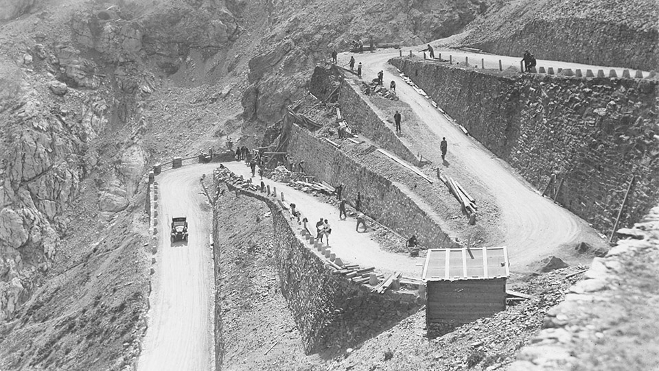 Immagine d'epoca della strada statale 38 dello Stelvio, miglioramento tornanti 1929-1936