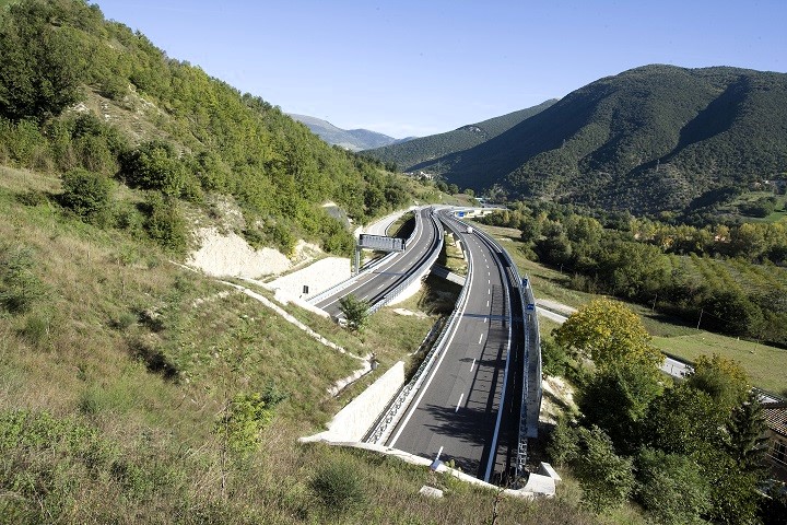 Foto della strada statale 77 var
