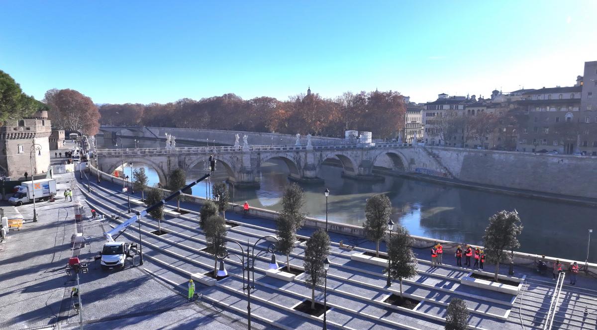 Area con panchine ed alberi - Piazza Pia