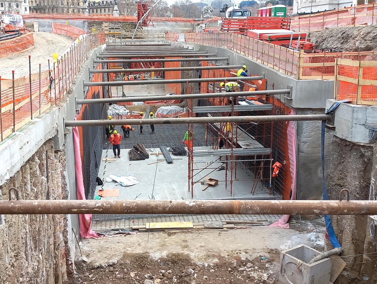 Immagine dei lavori per il nuovo collettore fognario a Piazza Pia