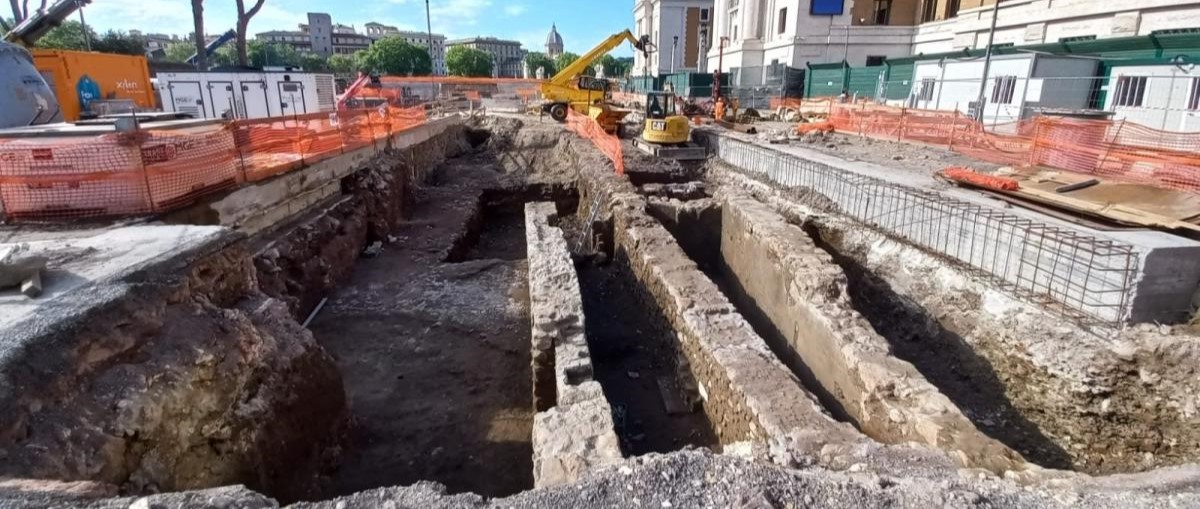 Immagine delle le mura del portico di Caligola
