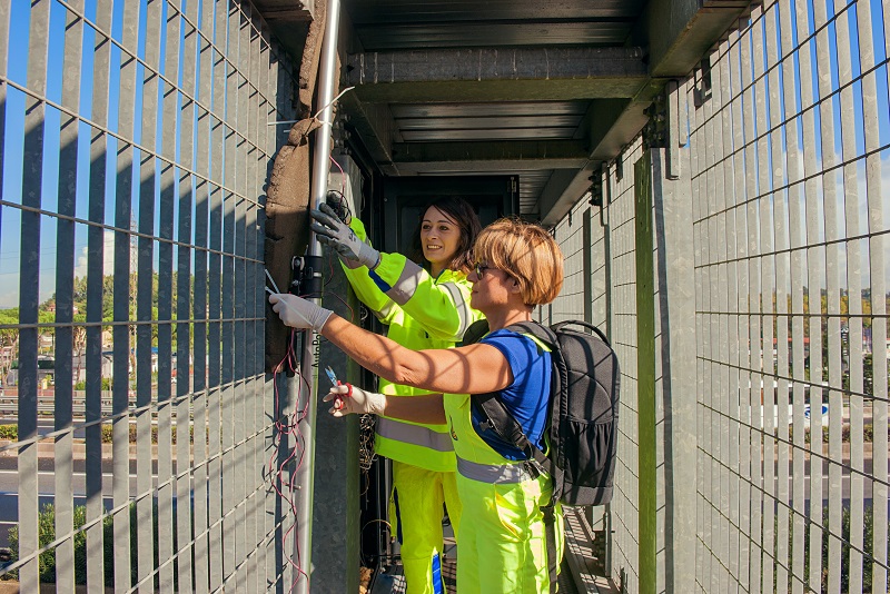 Addetti Anas a lavoro con strumenti di monitoraggio