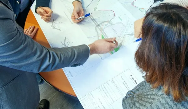 Persone davanti ad un progetto