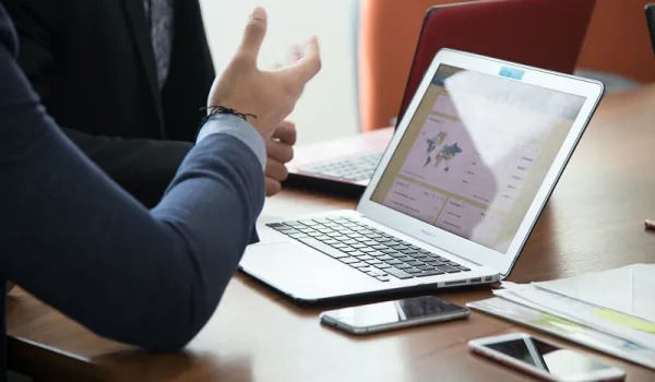 Personale Anas davanti al pc