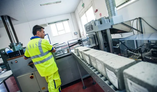 Tecnico Anas in laboratorio