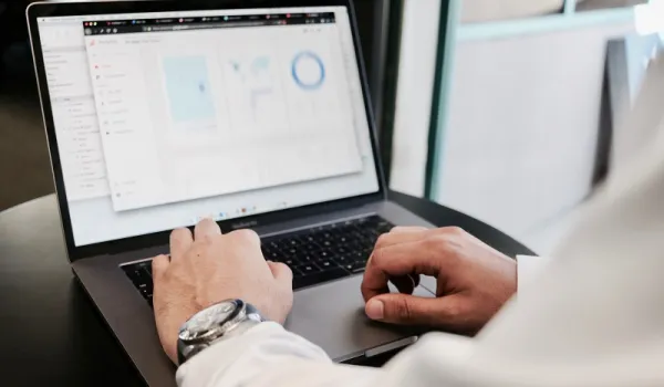 Persona al lavoro sul pc