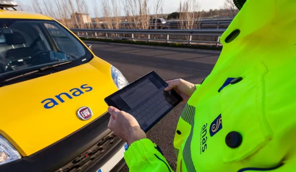 Tecnico Anas al lavoro su strada