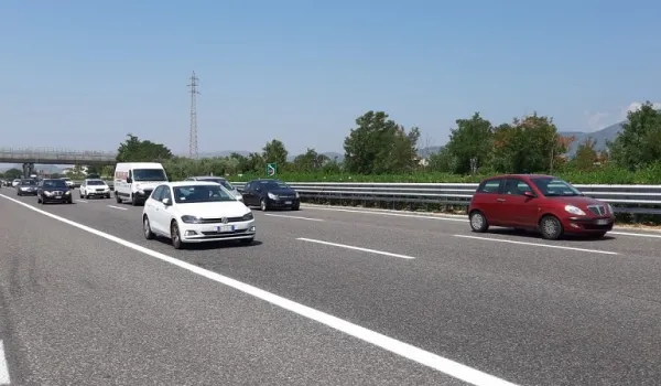 Automobili su autostrdada