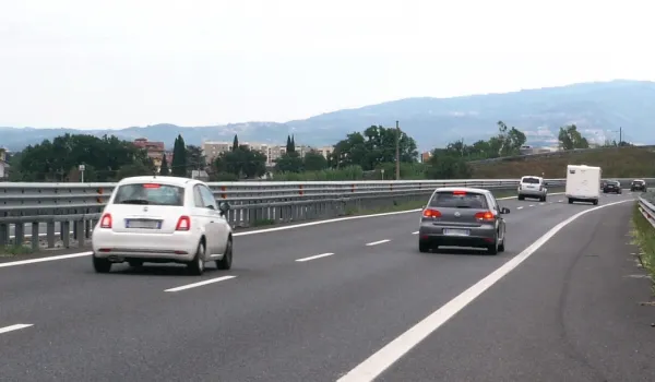Automobili su autostrdada