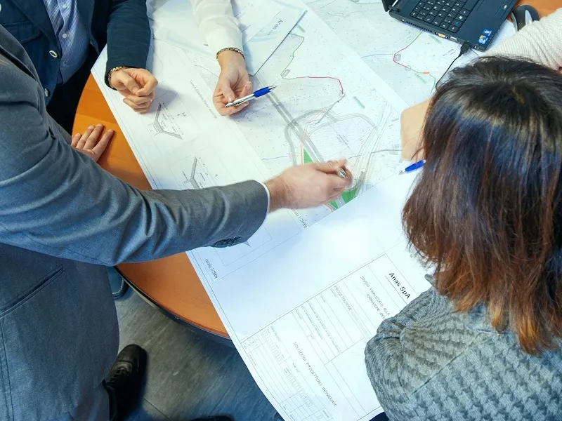 Progettisti Anas al lavoro su piantina stradale