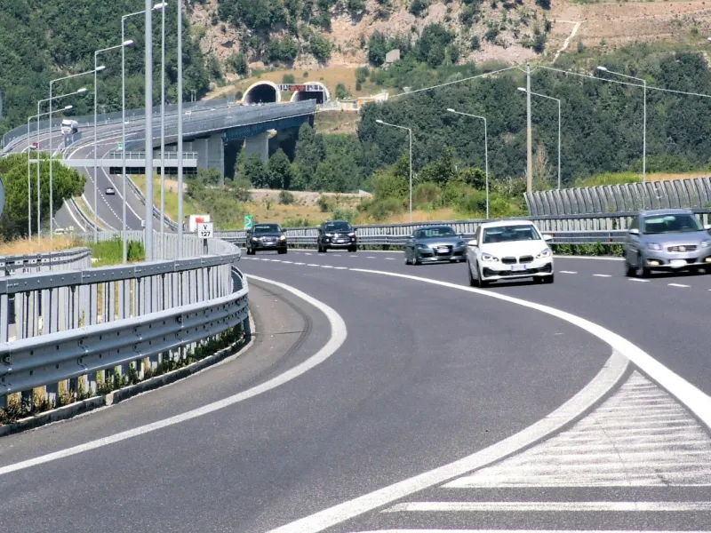 Automobili che percorrono una autostrada
