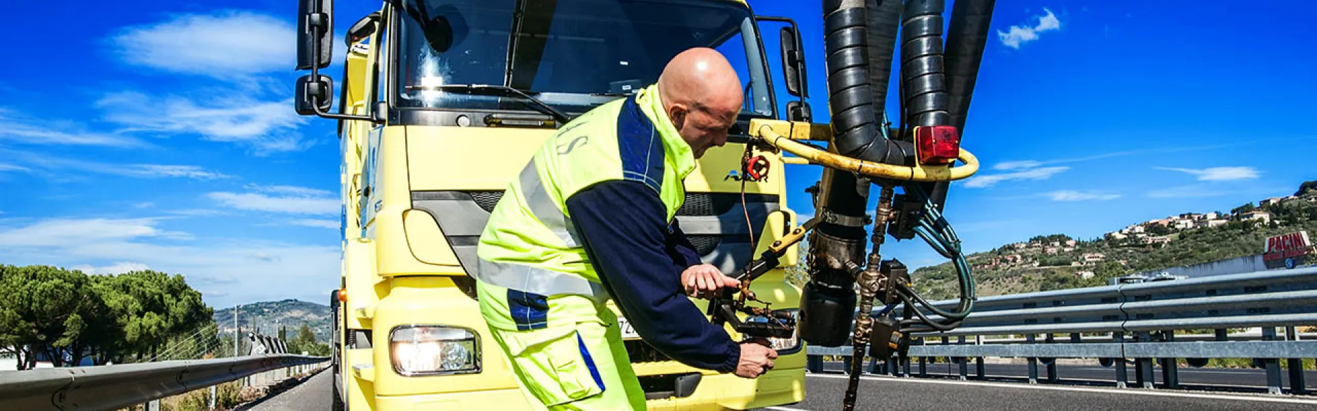 Addetto Anas al lavoro su strada