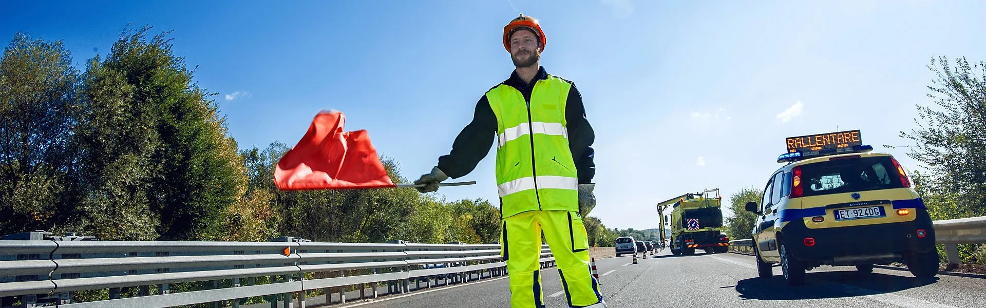 Addetto Anas al lavoro su strada