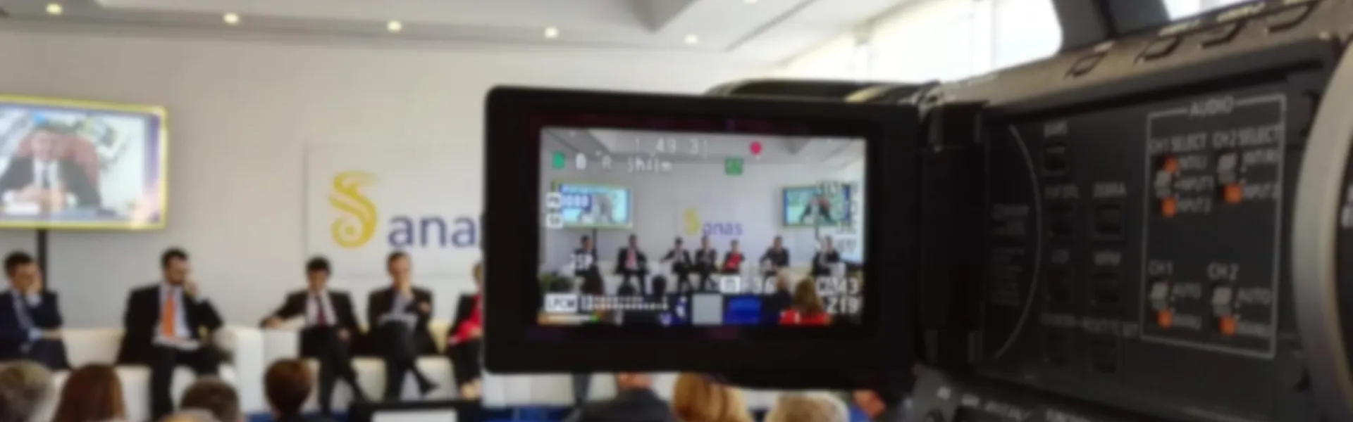 Un incontro aziendale visto dallo schermo di una videocamera