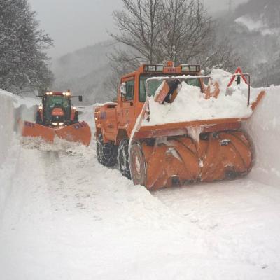 Mezzi Anas turbina e spalaneve in azione lungo la statale 80 'del Gran Sasso d'Italia' Abruzzo 20 gennaio 2017