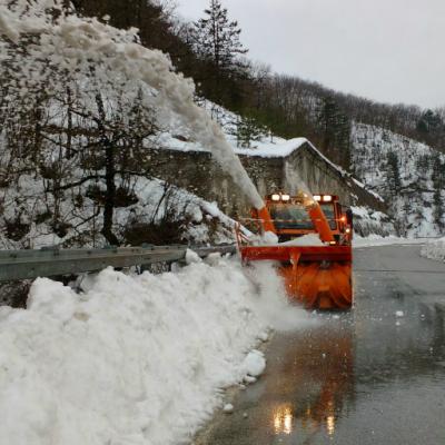 Turbina Anas impegnata a liberare la viabilità locale nelle frazioni dei comuni di Arquata del Tronto Acquasanta Terme e Ascoli Piceno Marche 23 gennaio 2017