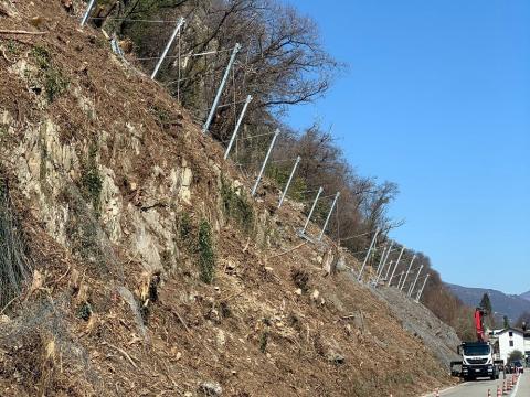 Costruzione reti paramassi sul versante lato strada a Ghiffa (VCO)