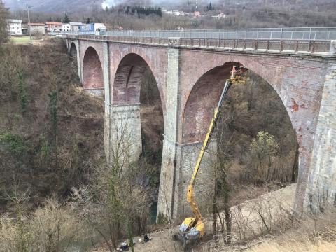 Interventi tecnici sul ponte dell'Olla, in provincia di Cuneo
