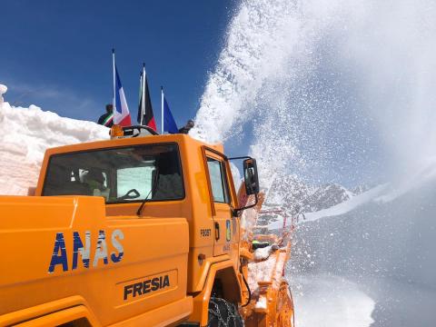 Ultime fasi di sgombero neve prima della riapertura del valico