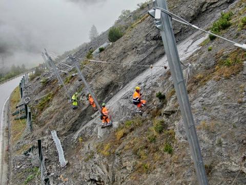 Lavori di costruzione della rete paramassi a Bormio