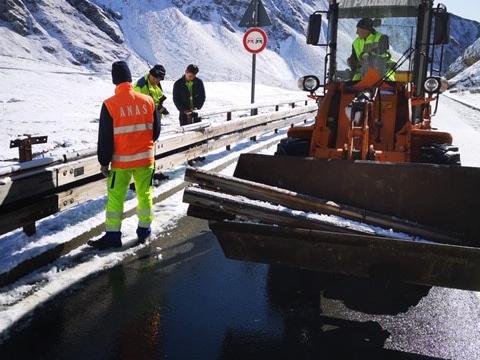 In corso lo smontaggio barriere e segnaletica verticale nel tratto chiuso del Gran San Bernardo