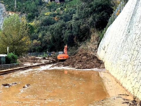 Umini e mezzi Anas al lavoro sulla frana tra Arenzano e Vesima