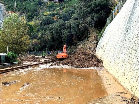 Umini e mezzi Anas al lavoro sulla frana tra Arenzano e Vesima