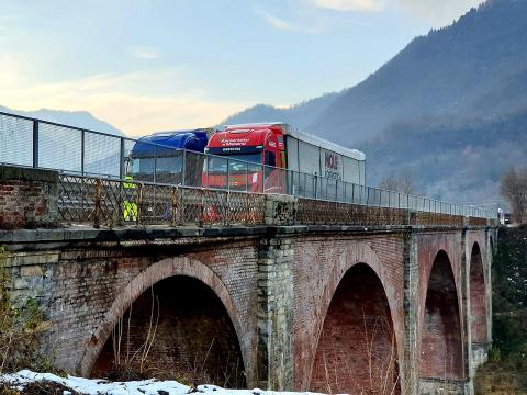 Fasi di prova di carico sul ponte dell'Olla a Gaiola