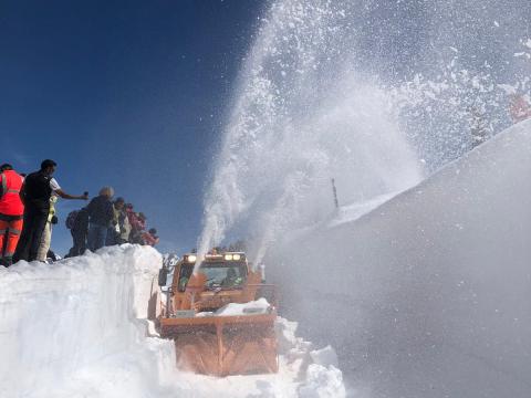 Ultime fasi di sgombero neve prima della riapertura del valico