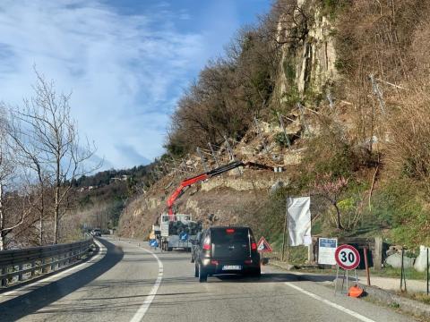 Costruzione reti paramassi sul versante lato strada a Ghiffa (VCO)