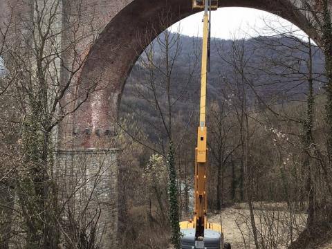 Interventi tecnici sul ponte dell'Olla, in provincia di Cuneo