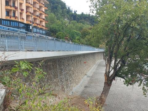 Muro lato lago ad Arona 