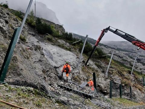 Lavori di costruzione della rete paramassi a Bormio