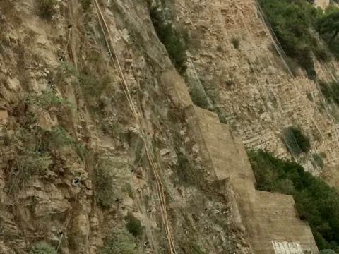 Lavori di disgaggio del versante roccioso di Alassio