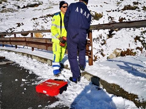 In corso lo smontaggio barriere e segnaletica verticale nel tratto chiuso del Gran San Bernardo