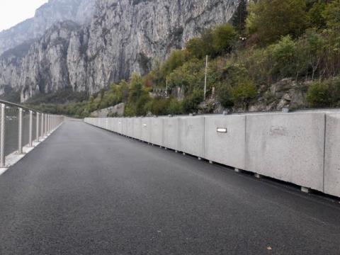 Fioriere e punti luce lungo la ciclabile