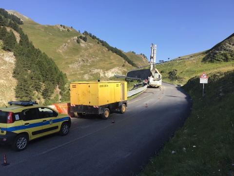 Consolidamento sede stradale e installazione di nuove barriere laterali ad Argentera