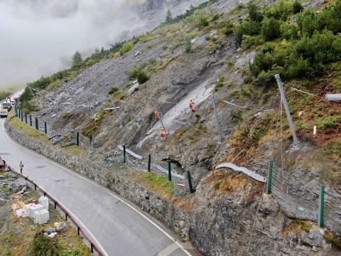 Lavori di costruzione della rete paramassi a Bormio