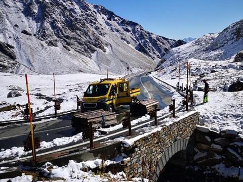 In corso lo smontaggio barriere e segnaletica verticale nel tratto chiuso del Gran San Bernardo