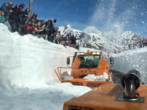 Ultime fasi di sgombero neve prima della riapertura del valico