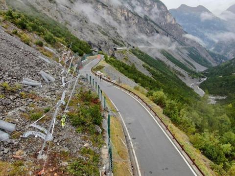 Lavori di costruzione della rete paramassi a Bormio