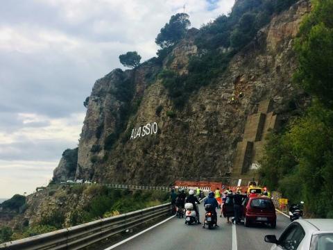 Lavori di disgaggio del versante roccioso di Alassio